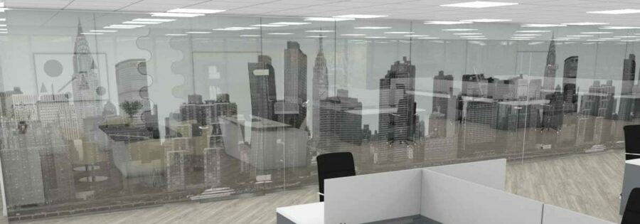 På bildet ser du glassvegger med folie på et kontor.