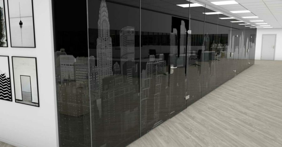 På bildet ser du et kontor med mørk folie på glassvegger, folie er med bygninger av en storby. 