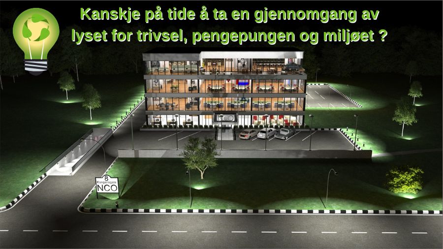 På bildet ser man et utelys der er opplyser parkeringsplass og en bygning.