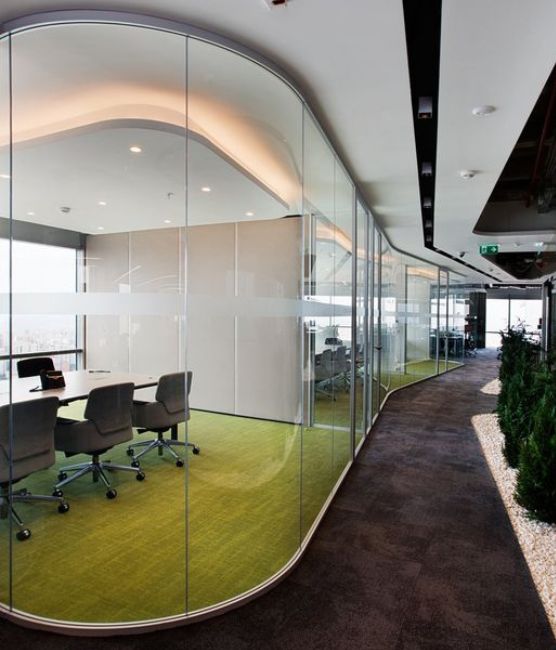 Innvendige glassveggerpå et kontor med buet glass