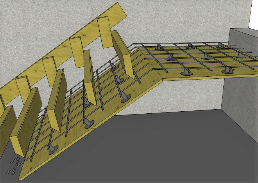 På bilde ser man en trappe der blir støpt ute i betong hvor der er brukt en trappeformel for å beregne trinnhøyde.